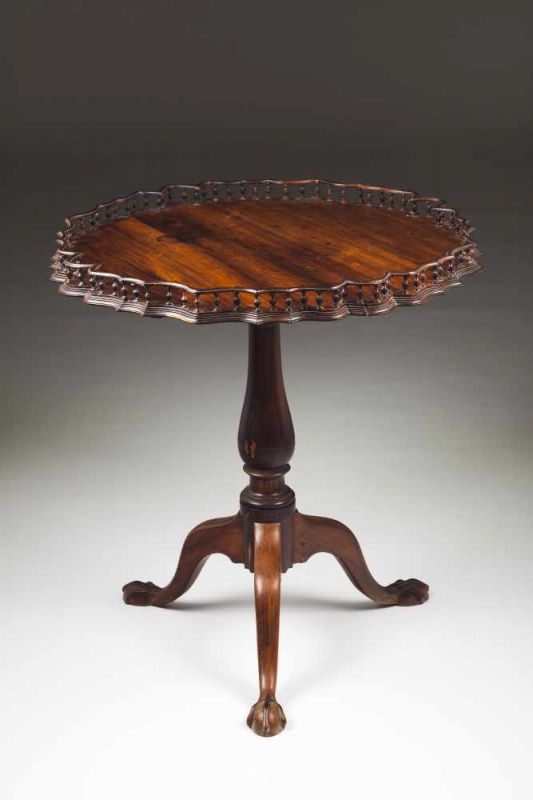 A D. José tripod table Rosewood Scallopes tilt-top with gallery, fluted stem with carvings and