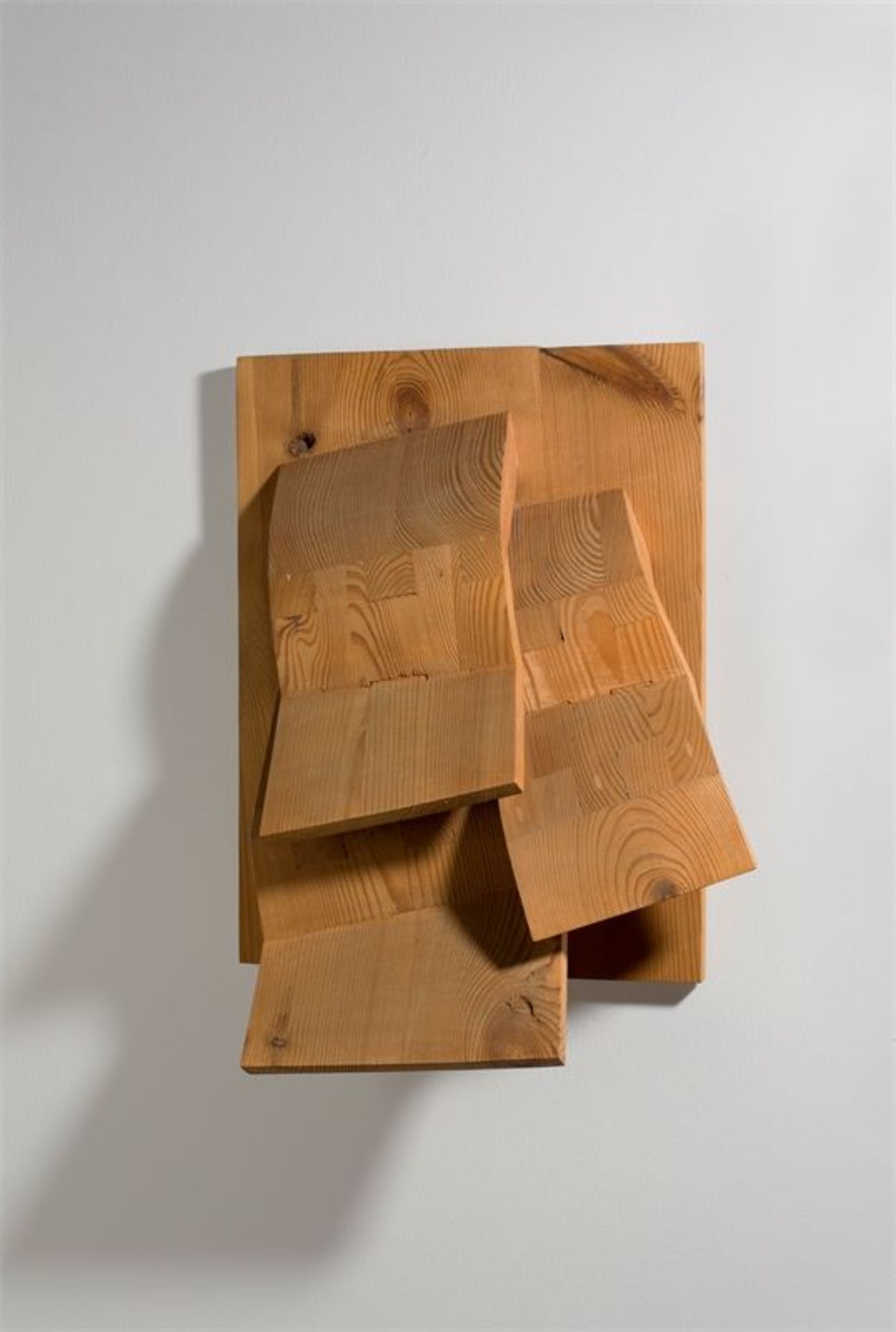 Ursula Sax (Backnang 1935 – lebt in Berlin) „Wasserbild“. 1977 Holz-Wandobjekt. 72 × 60 × 21 cm ( 28