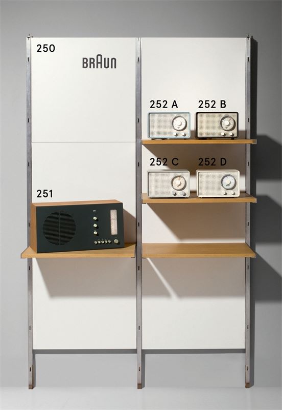 Dieter Rams (Wiesbaden 1932 – lebt in Kronberg) Tischradio RT 20 in Graphit. 1961 Birnbaum;