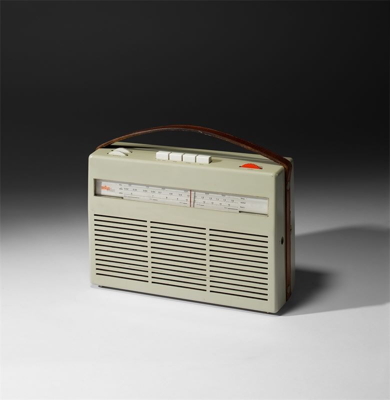 Dieter Rams (Wiesbaden 1932 – lebt in Kronberg) Transistorradio „Transistor 24“. 1959/61