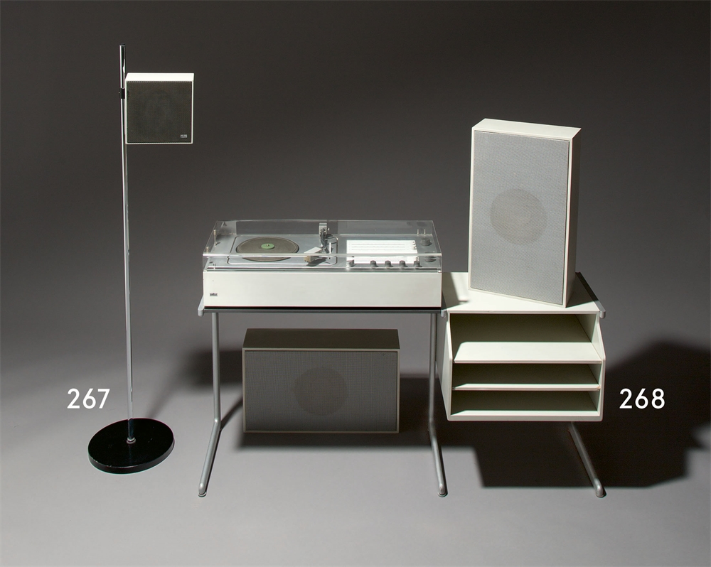 Dieter Rams (Wiesbaden 1932 – lebt in Kronberg) Zusatzlautsprecher mit Stativ L 01. 1959 Holz,