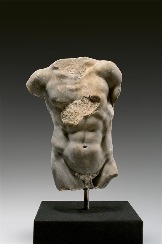 Carlo Albacini (Wohl 1739 – 1813 Rom) Torso des „Silen mit Dionysosknaben“. Um 1780 Marmor. 40 ×