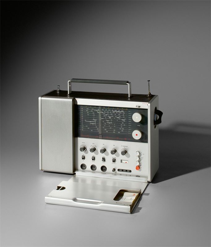 Dieter Rams (Wiesbaden 1932 – lebt in Kronberg) Weltempfänger T 1000 in Aluminium. 1963