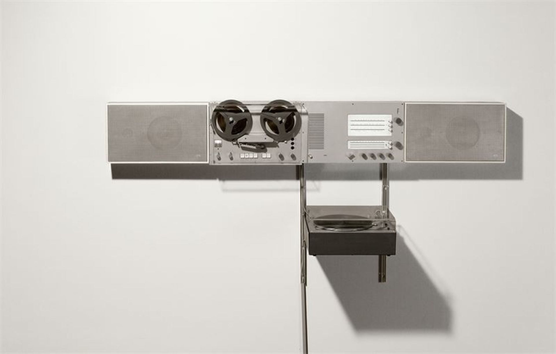 Dieter Rams (Wiesbaden 1932 – lebt in Kronberg) Hi-Fi-Hängesystem – bestehend aus: Steuergerät TS 45