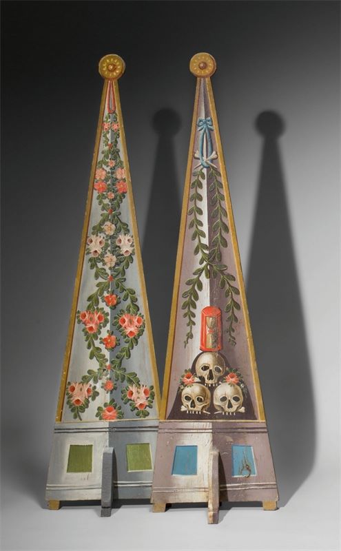 Süddeutsch () A Paar Pyramiden – Funeralstaffagen. Ende des 18. Jahrhunderts Öl auf Holz. 106,5 cm (
