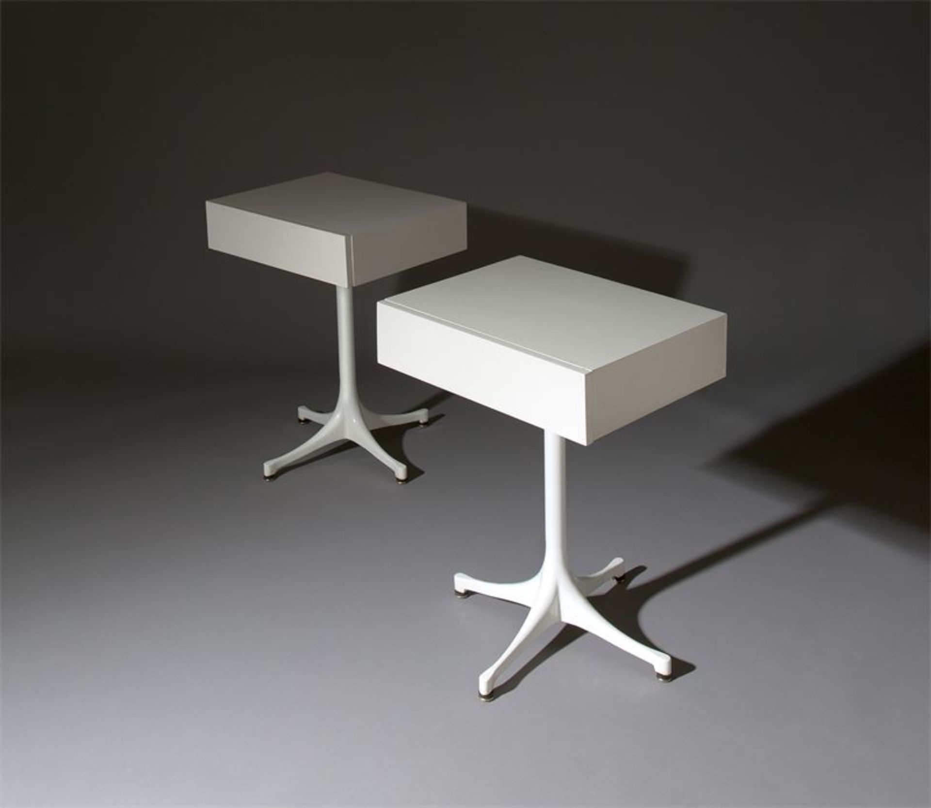 George Nelson (Hartford (Connecticut) 1908 – 1986 New York) Paar Pedestal Tables (Modell 5655). 1956
