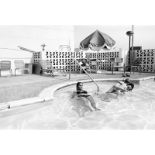 Tod Papageorge (Portsmouth, New Hampshire 1940 – lebt in New York) „Motel Pool, Austin, Texas“. 1975