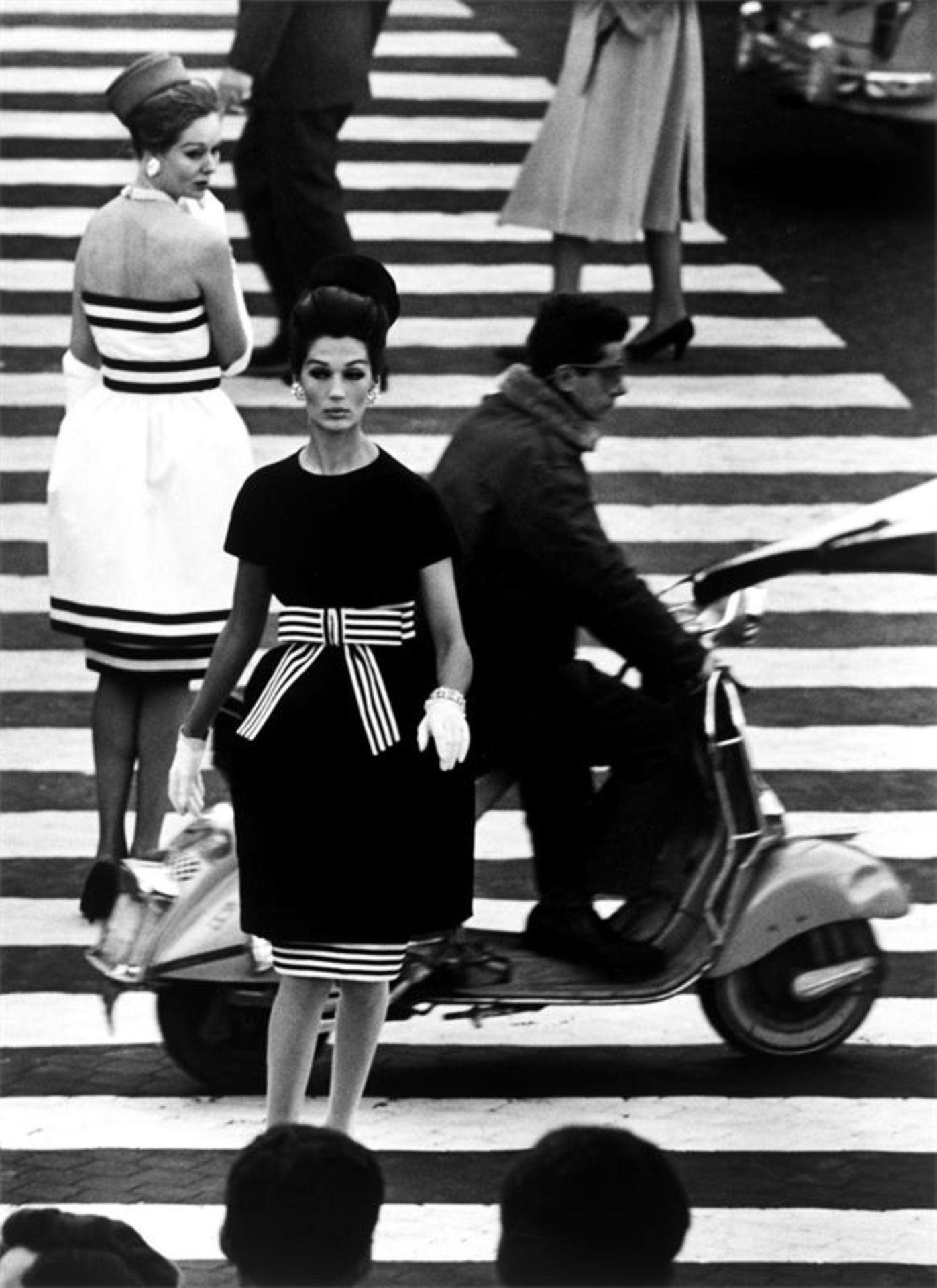William Klein (New York 1928 – lebt in Paris) „Simone + Nina Piazza di Spagna Rome“. 1960 Späterer