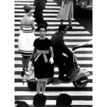 William Klein (New York 1928 – lebt in Paris) „Simone + Nina Piazza di Spagna Rome“. 1960 Späterer