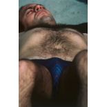 William Klein (New York 1928 – lebt in Paris) „Hairy Chest, Beach“. 1979 Cibachrome-Abzug, 1984.