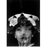 William Klein (New York 1928 – lebt in Paris) „Hat + 5 Roses, Paris“. 1956 Späterer
