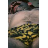William Klein (New York 1928 – lebt in Paris) „Man + leopard shorts Beach“. 1979 Cibachrome-Abzug,