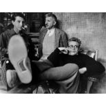 Phil Stern (Philadelphia 1919 – 2014 Los Angeles) James Dean mit den Photographen Dennis Stock und