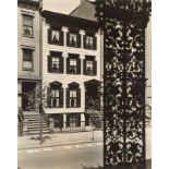 Berenice Abbott (Springfield, Ohio 1898 – 1991 Monson, Maine) „Willow St. # 104, Brooklyn, NY“. 1936