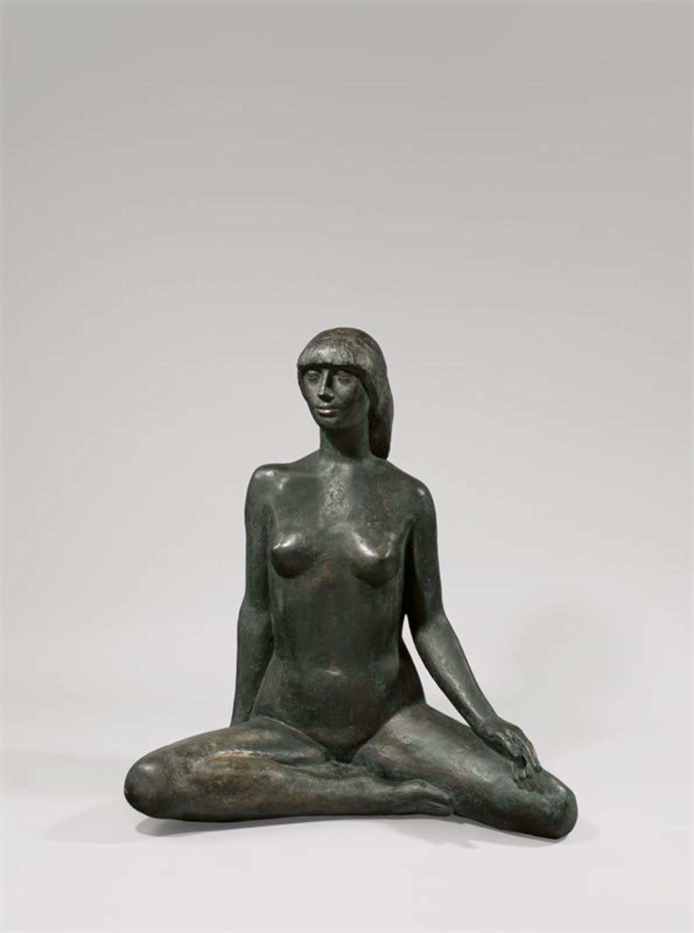 Max Rieder (1909 – Salzburg – 2000)Sitzende. 1979Bronze mit schwarzbrauner Patina. 95 × 88 × 53 cm (