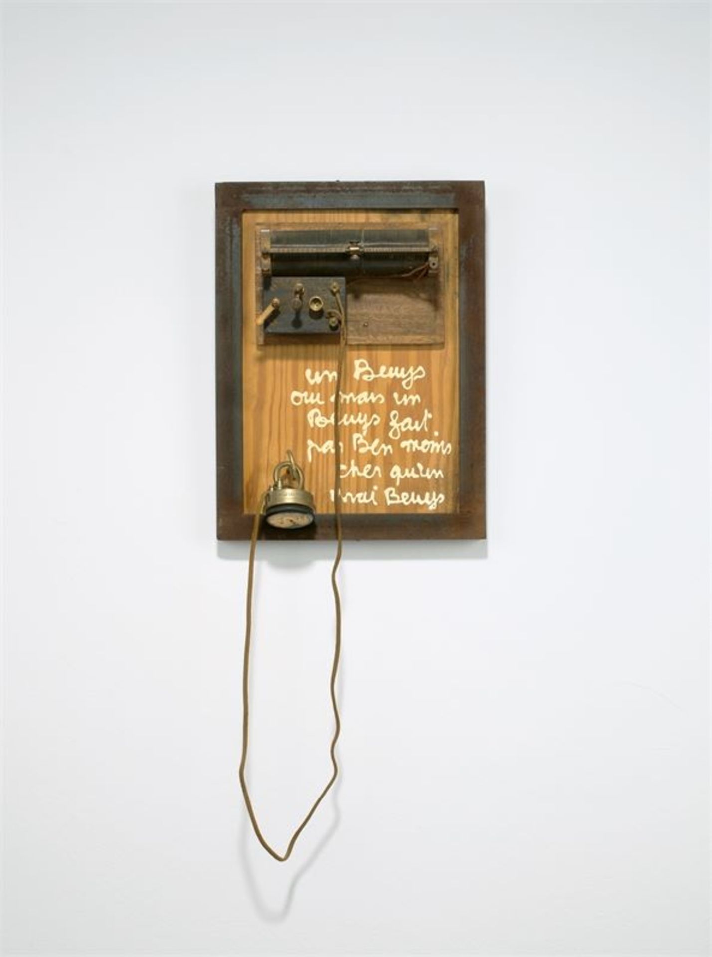 Ben Vautier (Neapel 1935 – lebt in Nizza)„I was jealous of Beuys“. 1986Materialcollage. 75 × 30 ×