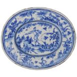 PIATTO DI SERVIZIO IN MAIOLICA BIANCA E BLU, PROBABILMENTE FORNACE PAVESE, XVIII SECOLO