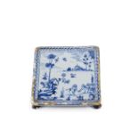 ALZATA IN MAIOLICA BIANCA E BLU, PROBABILMENTE FORNACE OLANDESE, XVIII SECOLO