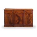 CREDENZA IMPIALLACCIATA IN MOGANO, INGHILTERRA, XIX SECOLO