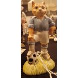 Beswick Football Cat boxed H: 12 cm