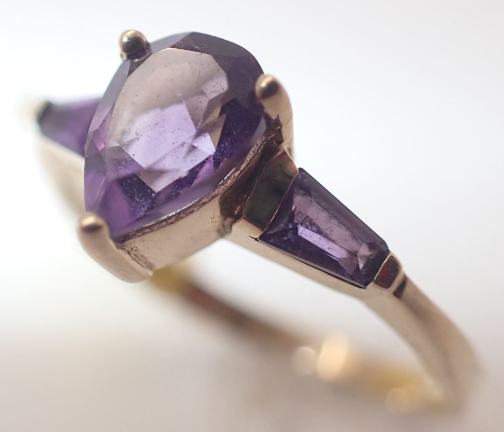 9ct gold pear cut amethyst solitaire ring with amethyst baguettes size N