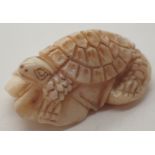 Small Chinese carved bone turtle L: 3 cm