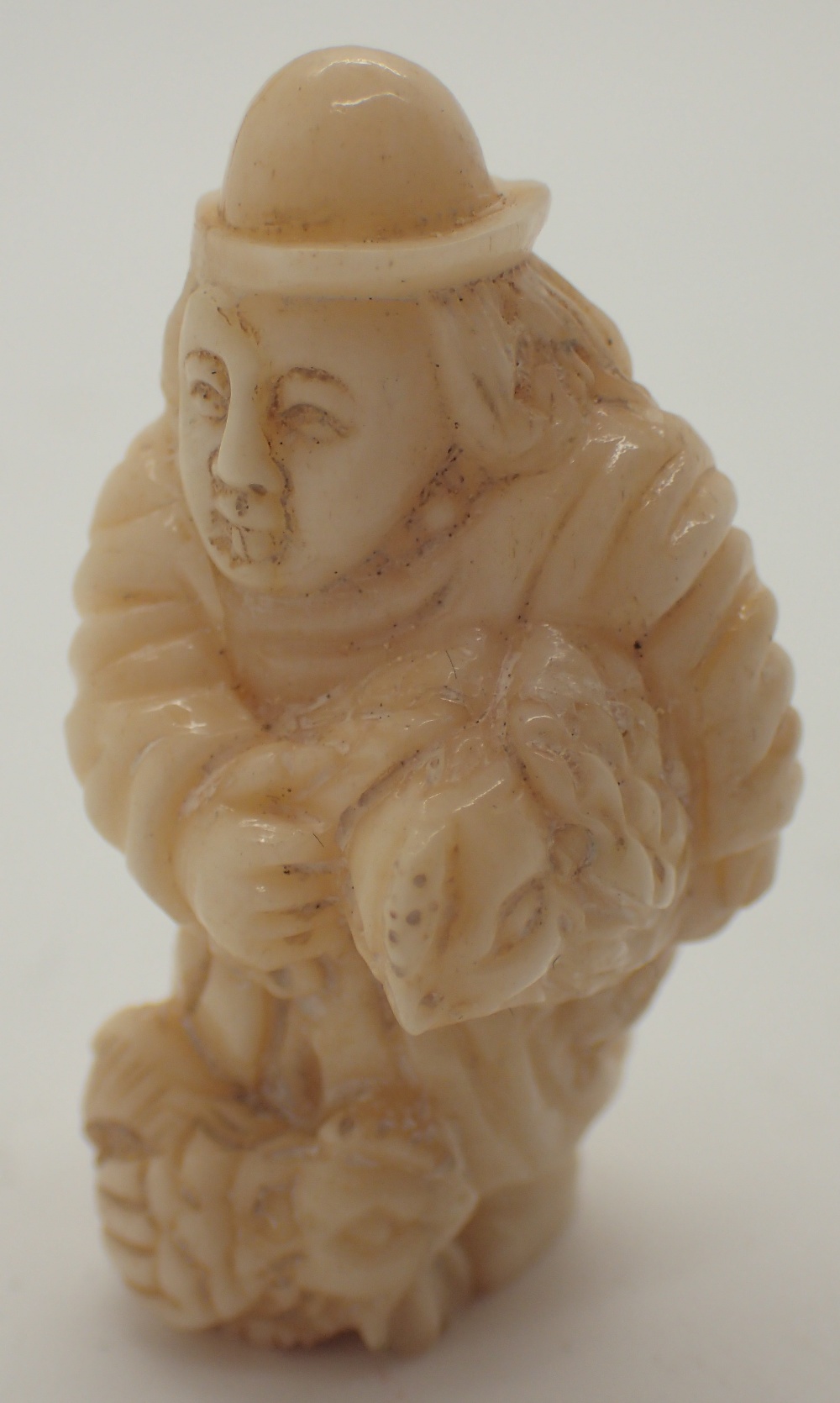 Chinese carved bone gentleman signed L: 3 cm