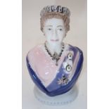 Royal Worcester limited edition of 1000 Queen Elizabeth figurine H: 8 cm