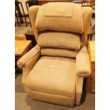 Electric riser recliner armchair CONDITION REPORT: working at lotting
