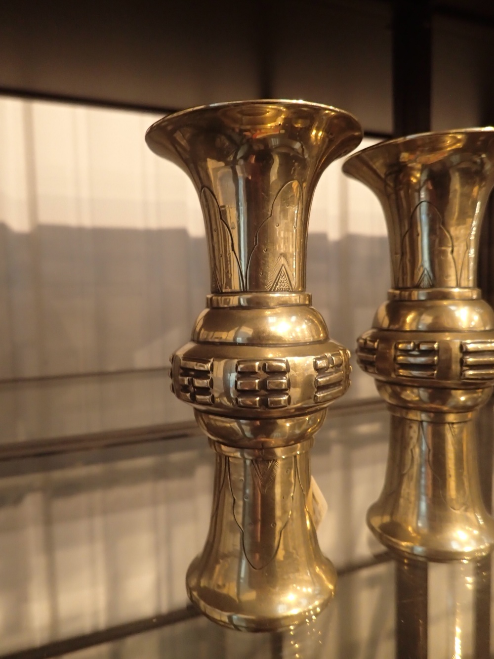 Pair of heavy brass Oriental vases H: 18 cm - Bild 2 aus 3