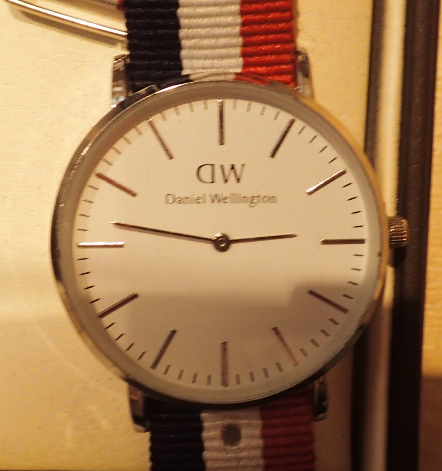 New and boxed Daniel Wellington yellow metal wristwatch with canvas strap
