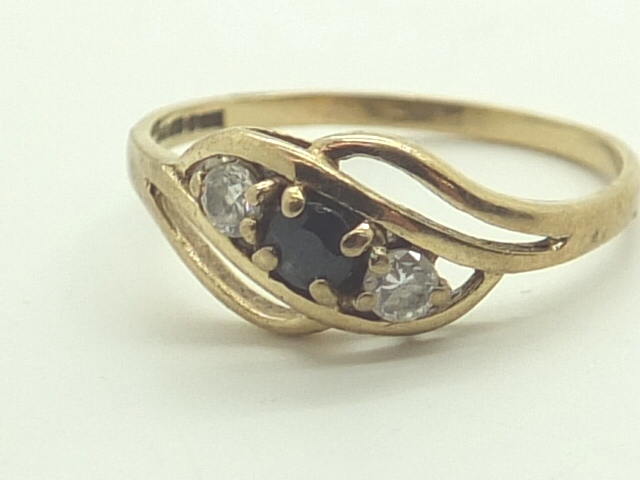 9ct yellow gold ring with single black charm and two diamonds size P