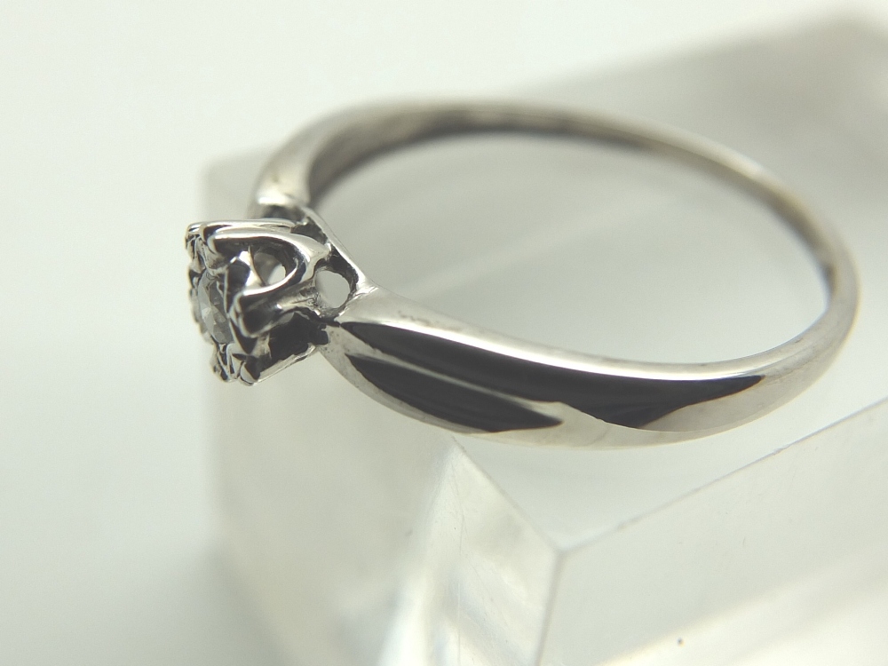 9ct white gold ring with diamond size L