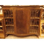 Serpentine mahogany display cabinet 142 x 43 x 129 cm