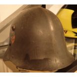 German WWII steel helmet CONDITION REPORT: Lining appears to be original.