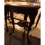 Cast iron three legged pub table with undershelf and circular wooden top D: 68 cm H: 76 cm