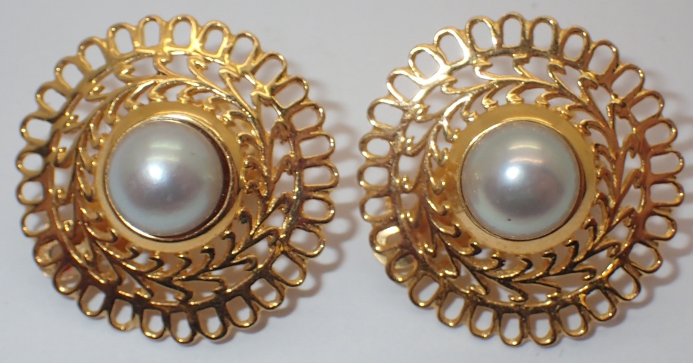 14ct gold genuine grey pearl pattern clip on earrings copyright 1993 Metropolitan Museum of Art