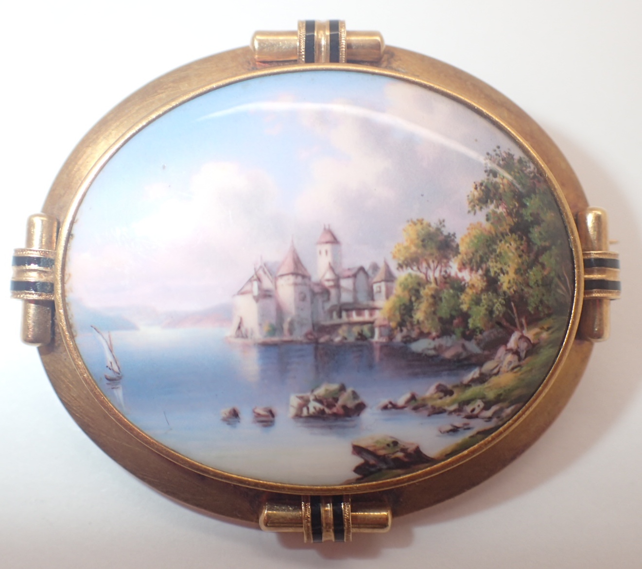 Victorian yellow metal brooch with central hand painted Swiss lake and castle scene ceramic panel - Image 3 of 4