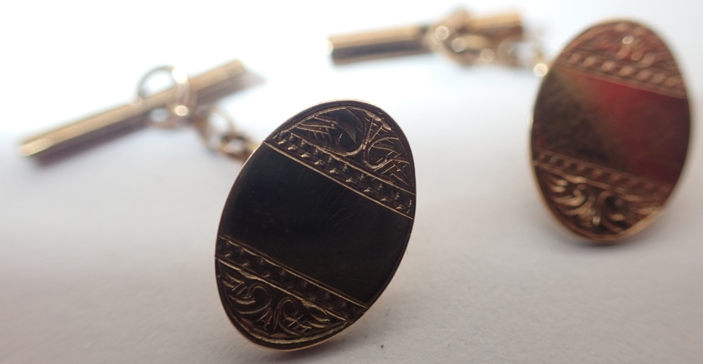 Pair of small 9ct gold cufflinks 2.