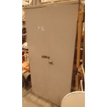 Steel storage cabinet with four internal shelves 90 x 46 x 183 cm