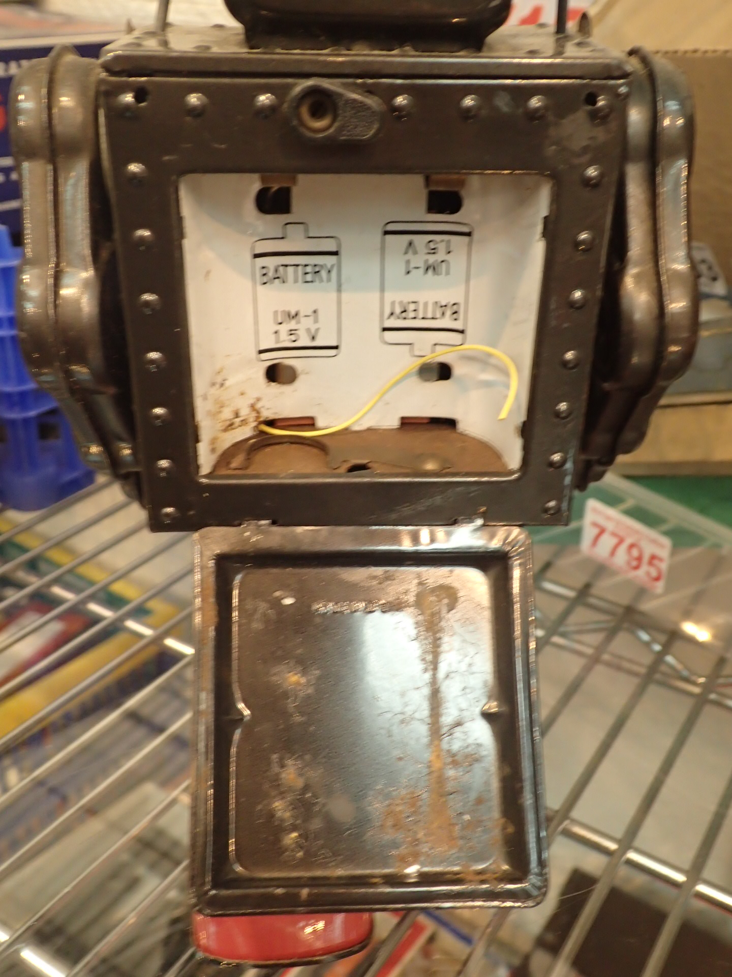 Fighting tin plate robot boxed CONDITION REPORT: Have not tried with batteries - Image 6 of 6