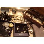 Tray of jewellery including jewellery box