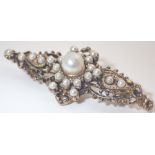 Yellow metal pearl set bar brooch L: 48 mm 6.