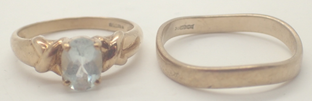 Two 9ct yellow gold rings one stone set various sizes 4.