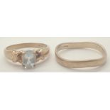 Two 9ct yellow gold rings one stone set various sizes 4.