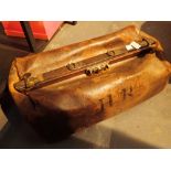 Antique leather Gladstone bag A/F CONDITION REPORT: The item is lacking the handle