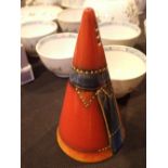 Anita Harris conical sugar shaker signed in gold H: 14 cm ( no stopper )