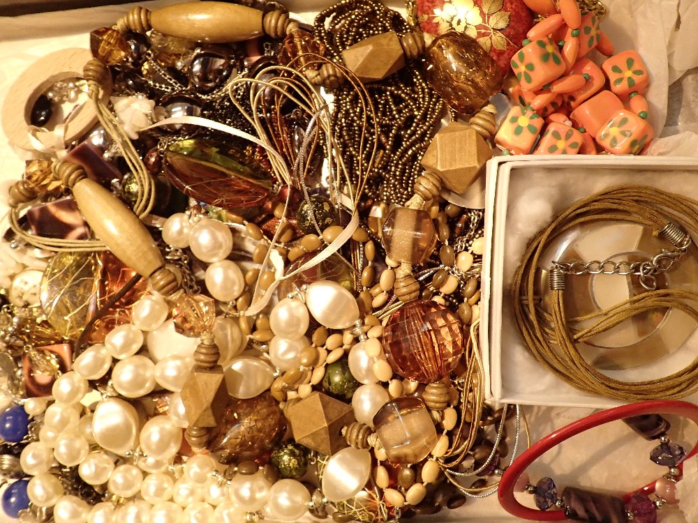 Box of unsorted costume and fashion jewellery