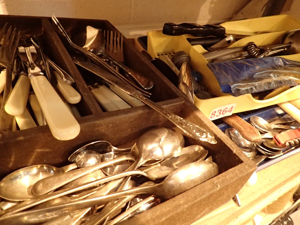 Quantity of flatware / cutlery etc