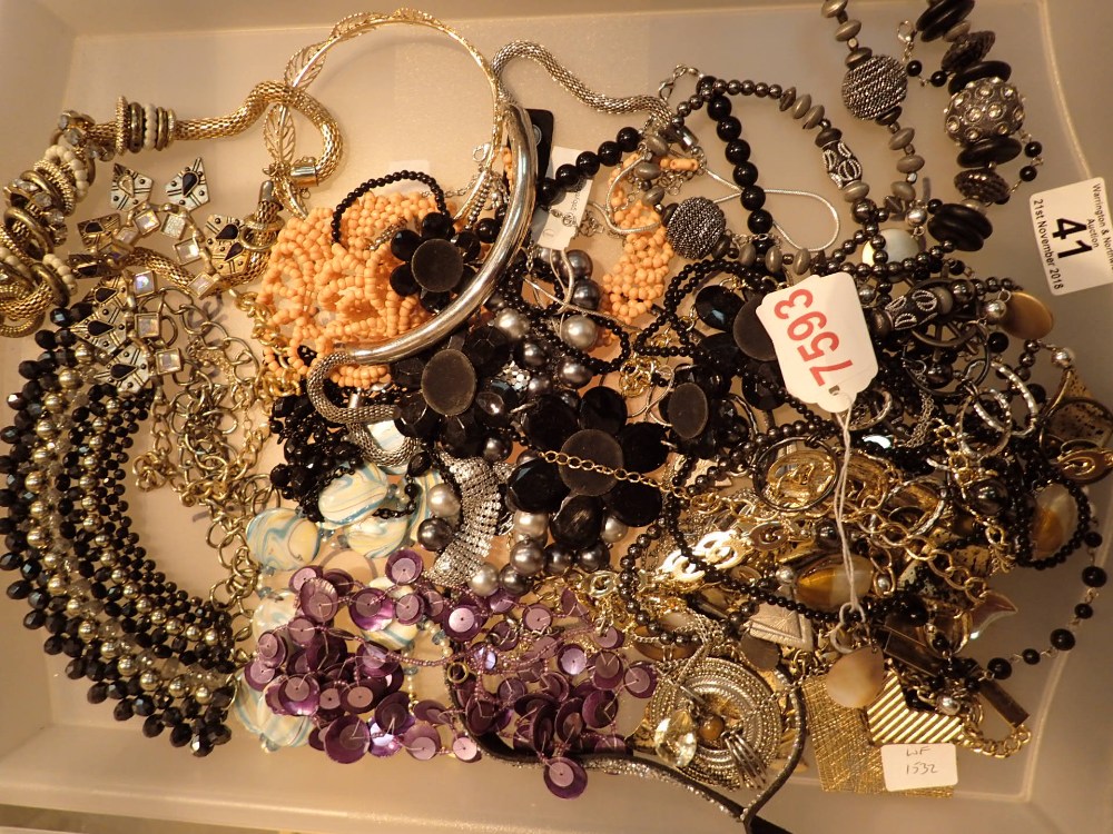 Tray of good quality costume jewellery necklaces